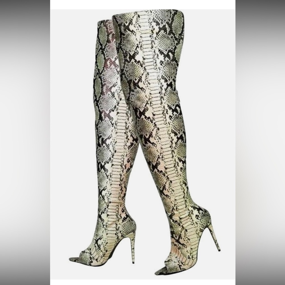 Cape Robbin Snakeskin Pattern Boots Size 9